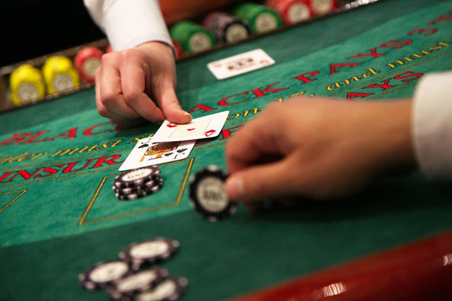 Số lượng bộ bài và Lợi thế của nhà cái trong Blackjack so luong bo bai va loi the cua nha cai trong blackjack